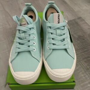 Cariuma OCA Pantone canvas